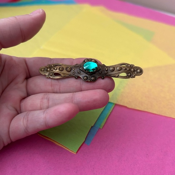 4/$100 Vintage Style with Emerald Gem brass bar brooch 💚 - Picture 3 of 6